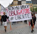 Sulmohen qendrat e vaksinimit në Francë, vendi është përfshirë nga një valë protestash pas ashtrëngimit të masave
