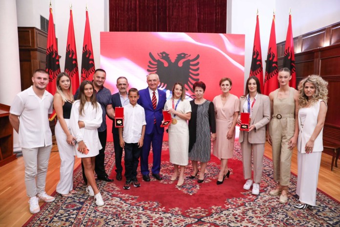 Meta vlerëson me dekoratën ‘Nderi i Kombit’ xhudistet e Kosovës