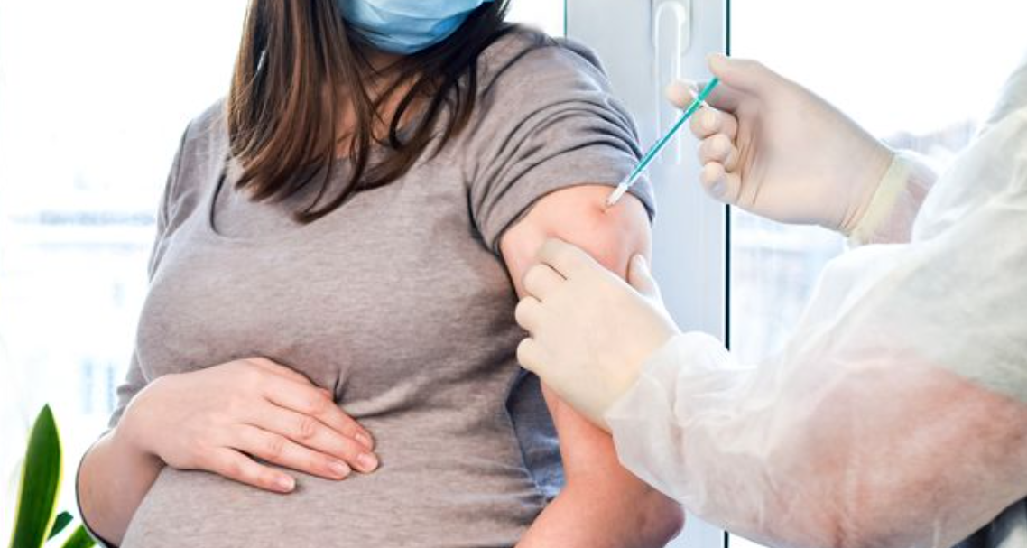 A ndikojnë negativisht vaksinat te gratë shtatëzëna? EMA i vë “vulën”