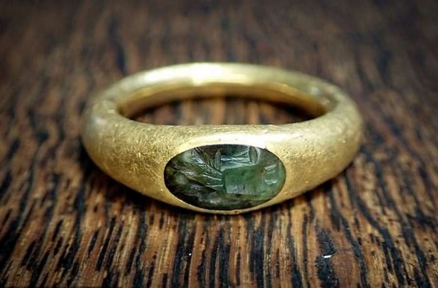 Mësuesi i matematikës zbulon një unazë që besohet të jetë 2,000 vjet e vjetër