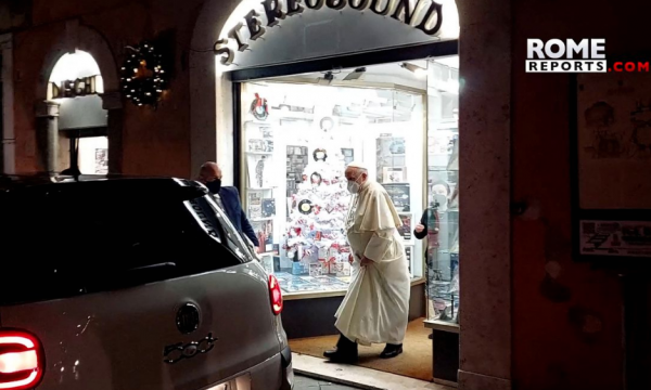 “Bëre punën tënde”, Papa përgëzon gazetarin që e kapi duke dalë nga një dyqan